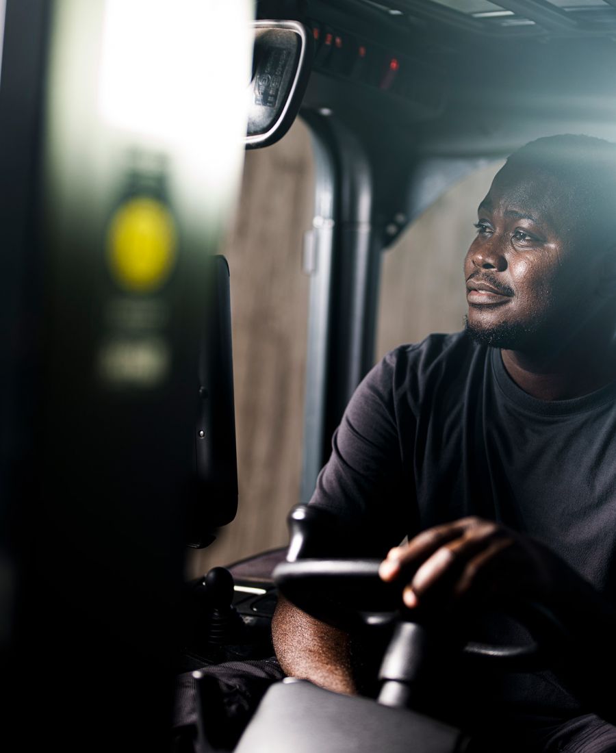 Mitarbeiter fährt Gabelstapler im Lager der Alfred Becht GmbH