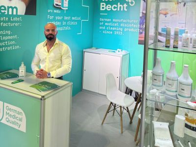 Vertreter der Alfred Becht GmbH am Messestand auf der AEEDC Dubai 2024.