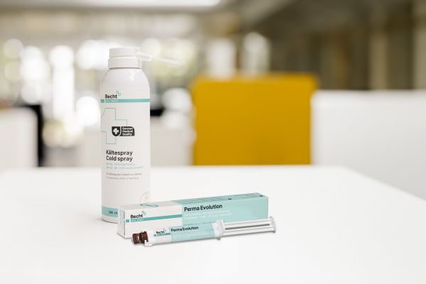 Kältespray und Perma Evolution Wurzelfüllmaterial von Becht auf einem weißen Tisch in moderner Praxisumgebung. Die Produkte dienen zur Vitalitätsprüfung und permanenten Wurzelkanalfüllung in der Endodontie.