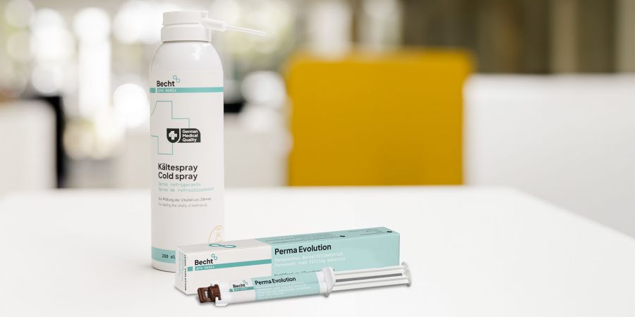 Kältespray und Perma Evolution Wurzelfüllmaterial von Becht auf einem weißen Tisch in moderner Praxisumgebung. Die Produkte dienen zur Vitalitätsprüfung und permanenten Wurzelkanalfüllung in der Endodontie.