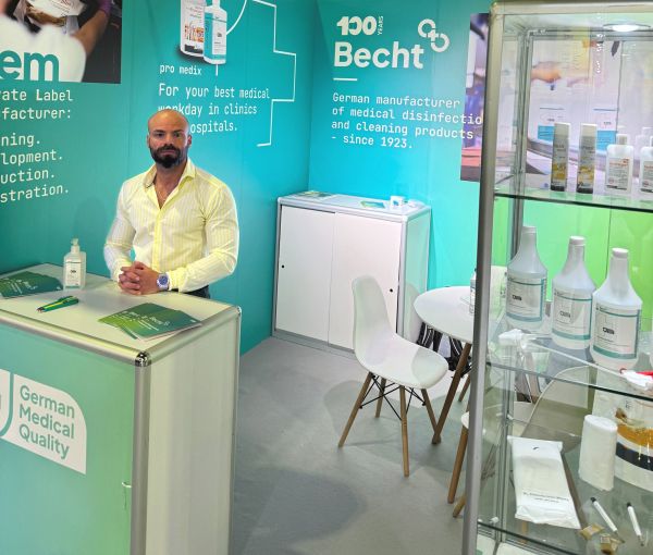 Vertreter der Alfred Becht GmbH am Messestand auf der AEEDC Dubai 2024.